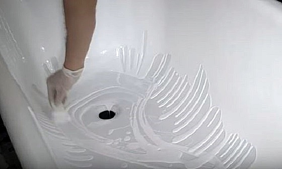 Restauration de baignoires à l'acrylique liquide : comment bien recouvrir une vieille baignoire avec un nouvel émail