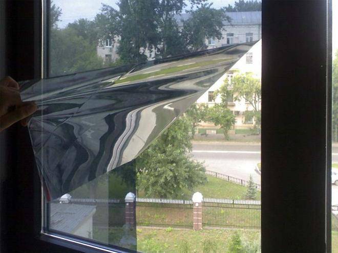 Vitres teintées sur le balcon: types de films, critères de sélection et caractéristiques d'installation