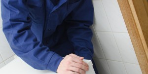 Comment amener le tuyau de vidange de la machine à laver dans un égout séparé des pneus?