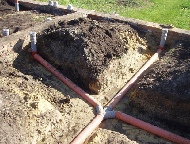 Tuyaux en PVC pour les eaux usées extérieures: types, tailles, avantages et inconvénients