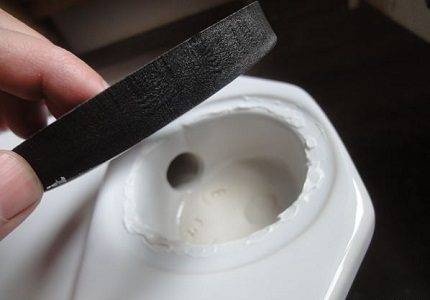 Que faire lorsque le réservoir des toilettes fuit : un aperçu des causes possibles et de la réparation