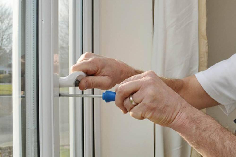 Quelle est la meilleure façon de nettoyer une fenêtre en plastique à la maison