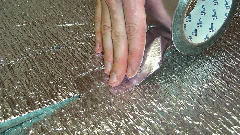 Appareil de chauffage au sol sur socle en bois