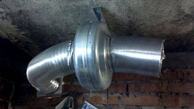 Comment la hotte est disposée dans le garage: schémas populaires et technologie pour un bon agencement