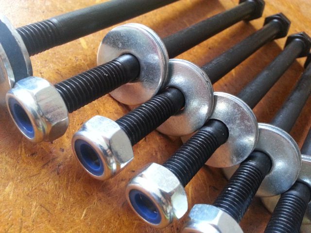 Comment accrocher un téléviseur au mur: conseils pour monter et placer l'équipement