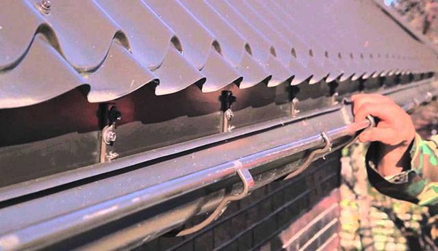 Drains de toit à faire soi-même: instructions pour l'autoproduction d'un système de drainage