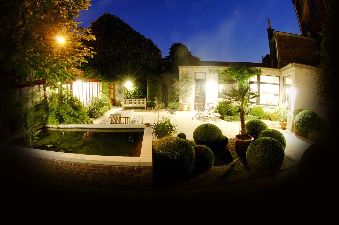 Système "Smart Home" pour une maison de campagne : dispositifs progressifs pour le contrôle automatique