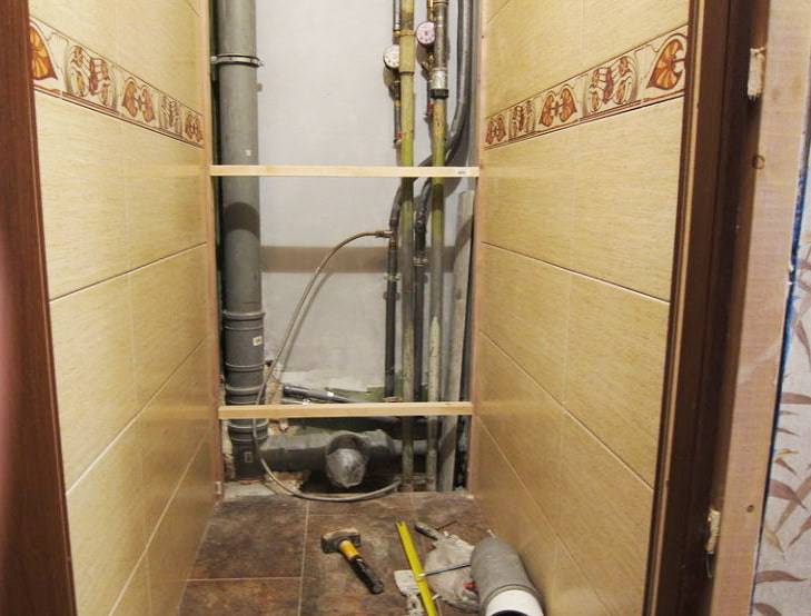 Comment fermer les tuyaux dans les toilettes - 45 photos des meilleures solutions de conception