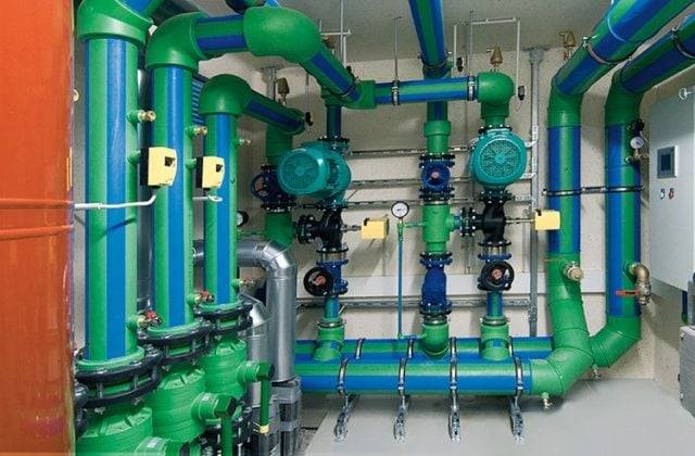 Pourquoi le tuyau de gaz vibre-t-il et bourdonne-t-il dans l'appartement: causes du bruit et solutions au problème