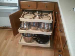 Comment utiliser efficacement les espaces étroits entre les meubles dans la cuisine ou la salle de bain