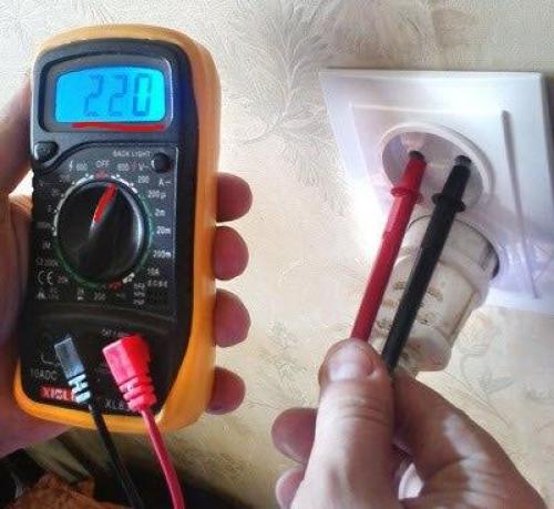 Comment vérifier la tension dans la prise avec un multimètre
