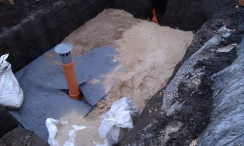 Installation d'un tuyau d'égout pour l'assainissement: nous ventilons correctement