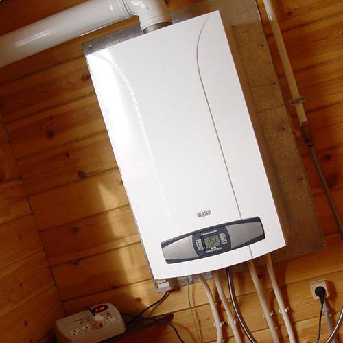 Raccordement d'une chaudière à gaz dans une maison privée au système de chauffage et au réseau électrique