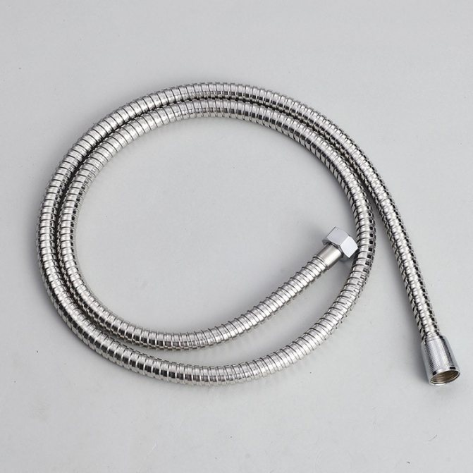 Tuyau de douche : instructions pour choisir, réparer et remplacer les produits, types, comment choisir, dispositif de tuyau, pvc, comment faire, adaptateur, réparation de tuyau de douche à faire soi-même, tube de douche, silicone.