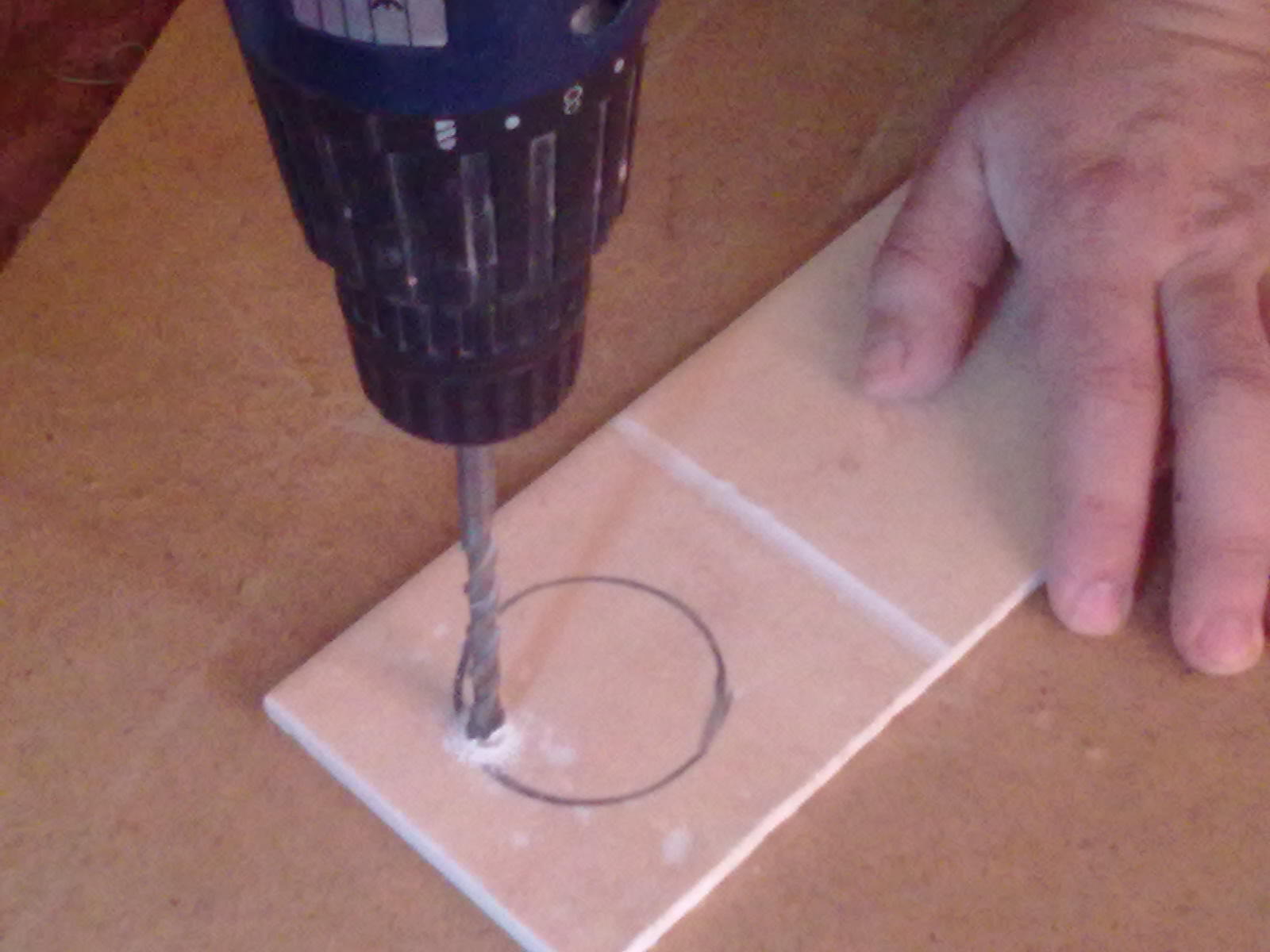 Comment percer une tuile - fiche démarche