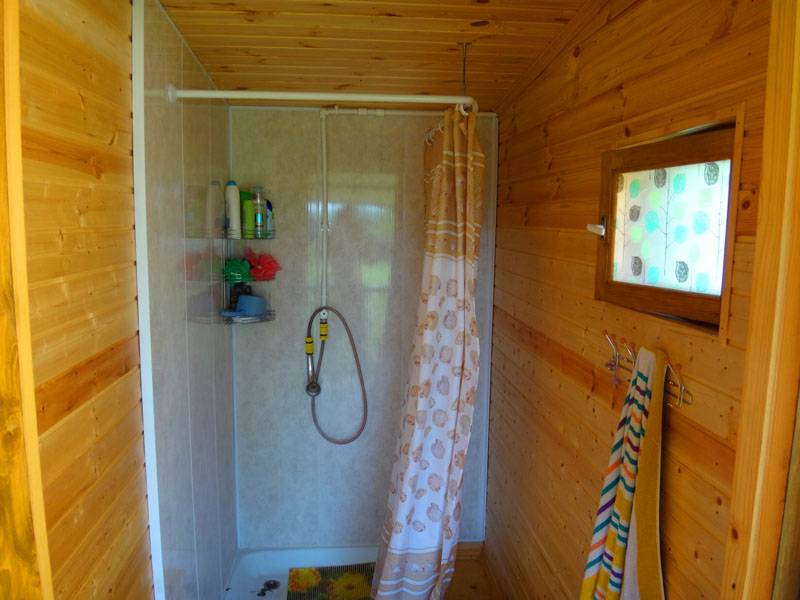 Cabines de douche en bois pour chalets d'été: construire une douche d'été de vos propres mains