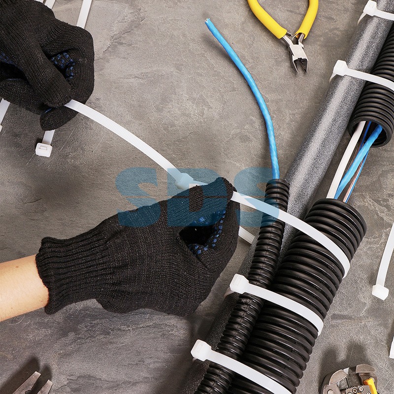 À l'aide de serre-câbles - nous posons la question