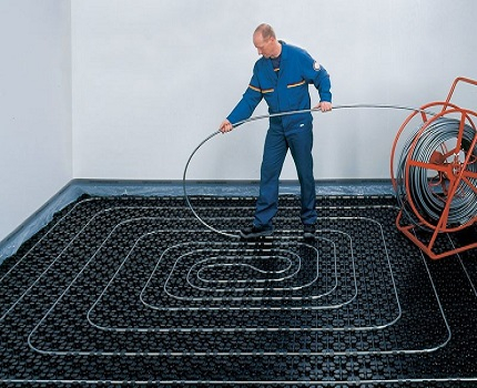 Pose des tuyaux de chauffage au sol : pose + comment choisir une étape et faire un circuit moins cher