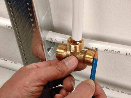 Tout sur les raccords à sertir pour tuyaux métal-plastique : nuances techniques + règles d'installation