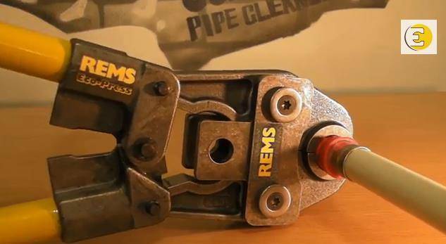 Choisir une pince à sertir pour tuyaux métal-plastique - point j