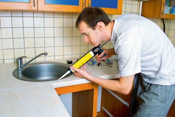 Comment fixer le lavabo de la salle de bain au mur: instructions détaillées pour la fixation