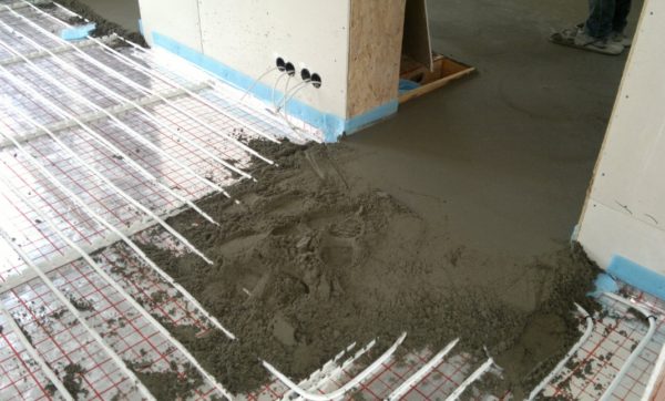 Planchers d'eau chaude sur un plancher en bois: caractéristiques de la pose du système sur une base en bois