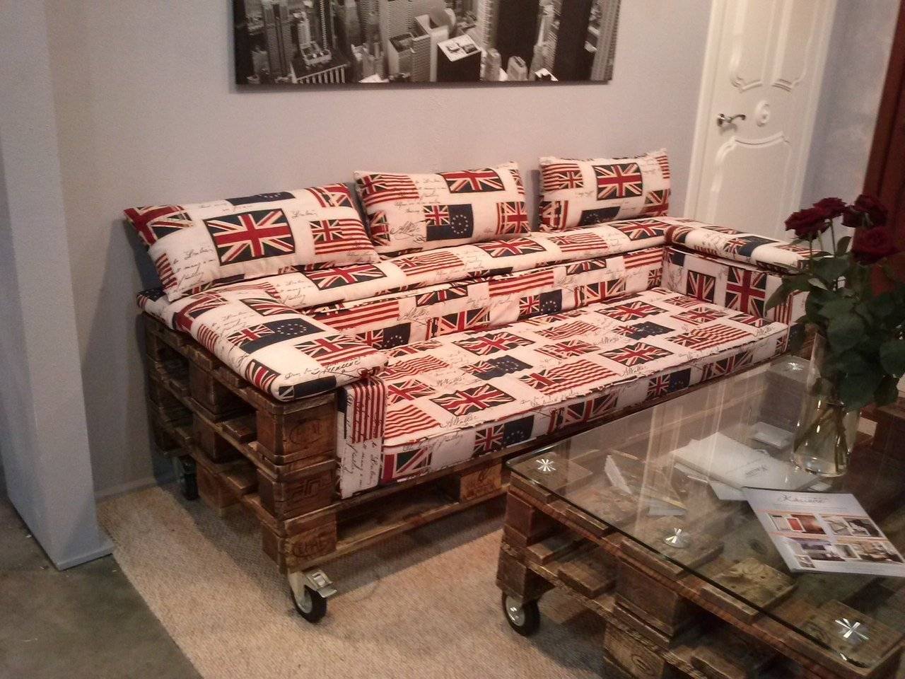 Canapé à faire soi-même à partir de palettes: des instructions étape par étape vous conseillent d'étudier la photo, de sélectionner un schéma et un dessin, de préparer des palettes et de fabriquer des meubles confortables