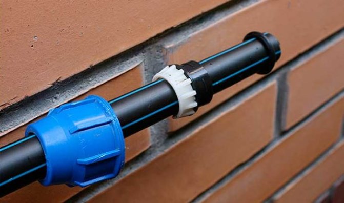 Connexion de tuyaux en plastique sans soudure. raccords et soudure à froid