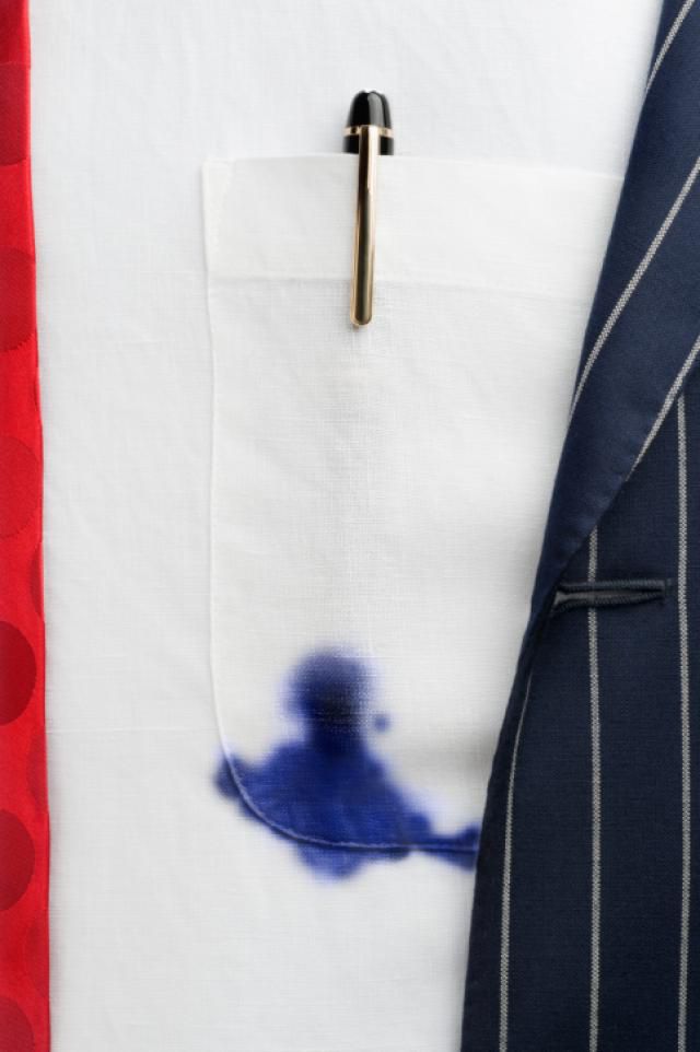 Comment retirer un stylo d'une chemise, enlever les marques bleues de la pâte, comment laver l'encre