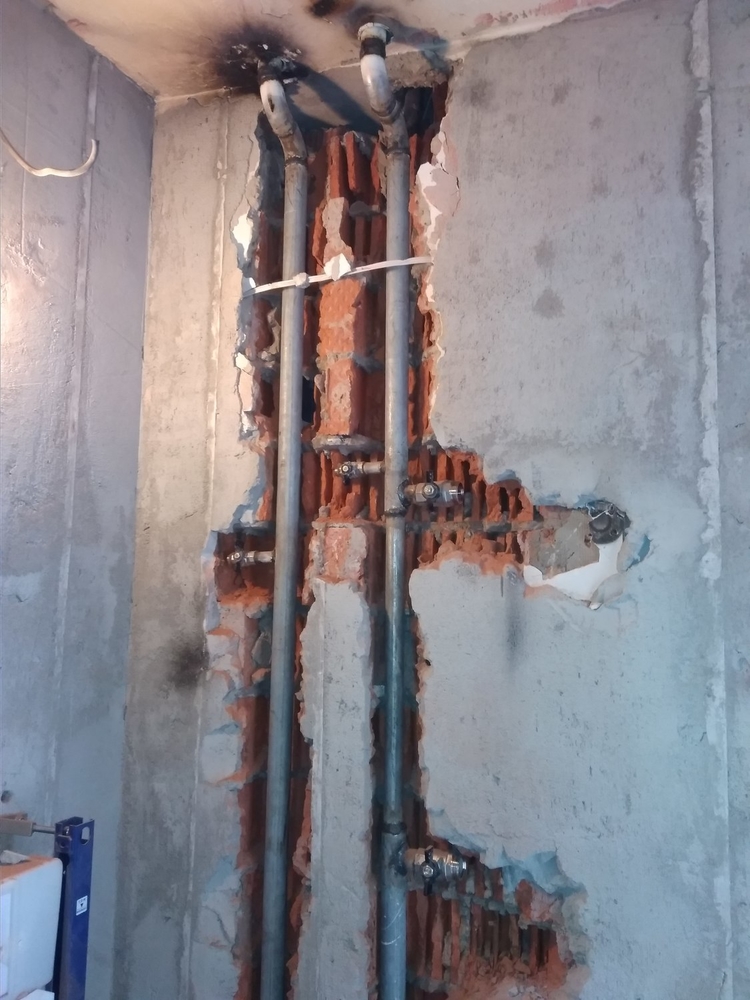 Transférer les toilettes de la colonne montante sur le côté - tout sur l'égout