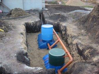 Dispositif d'assainissement dans une maison de campagne: schémas d'aménagement + instructions d'installation