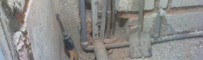 Distance des toilettes au mur: minimum et normes de la porte et à la colonne montante d'égout, du mur sur le côté et entre le lavabo et les toilettes