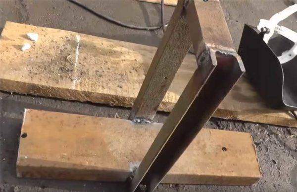 Nous fabriquons de nos propres mains une cintreuse de tubes profilés: les meilleurs exemples de conceptions artisanales