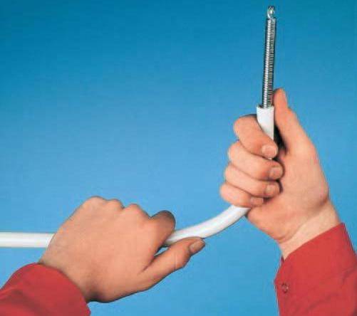 Comment les tuyaux métalliques sont pliés: subtilités technologiques du travail