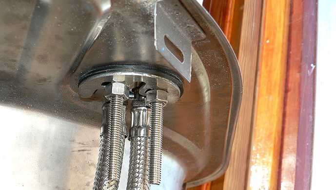 Peut-il y avoir différentes tailles de raccords et d'écrous pour les tuyaux flexibles