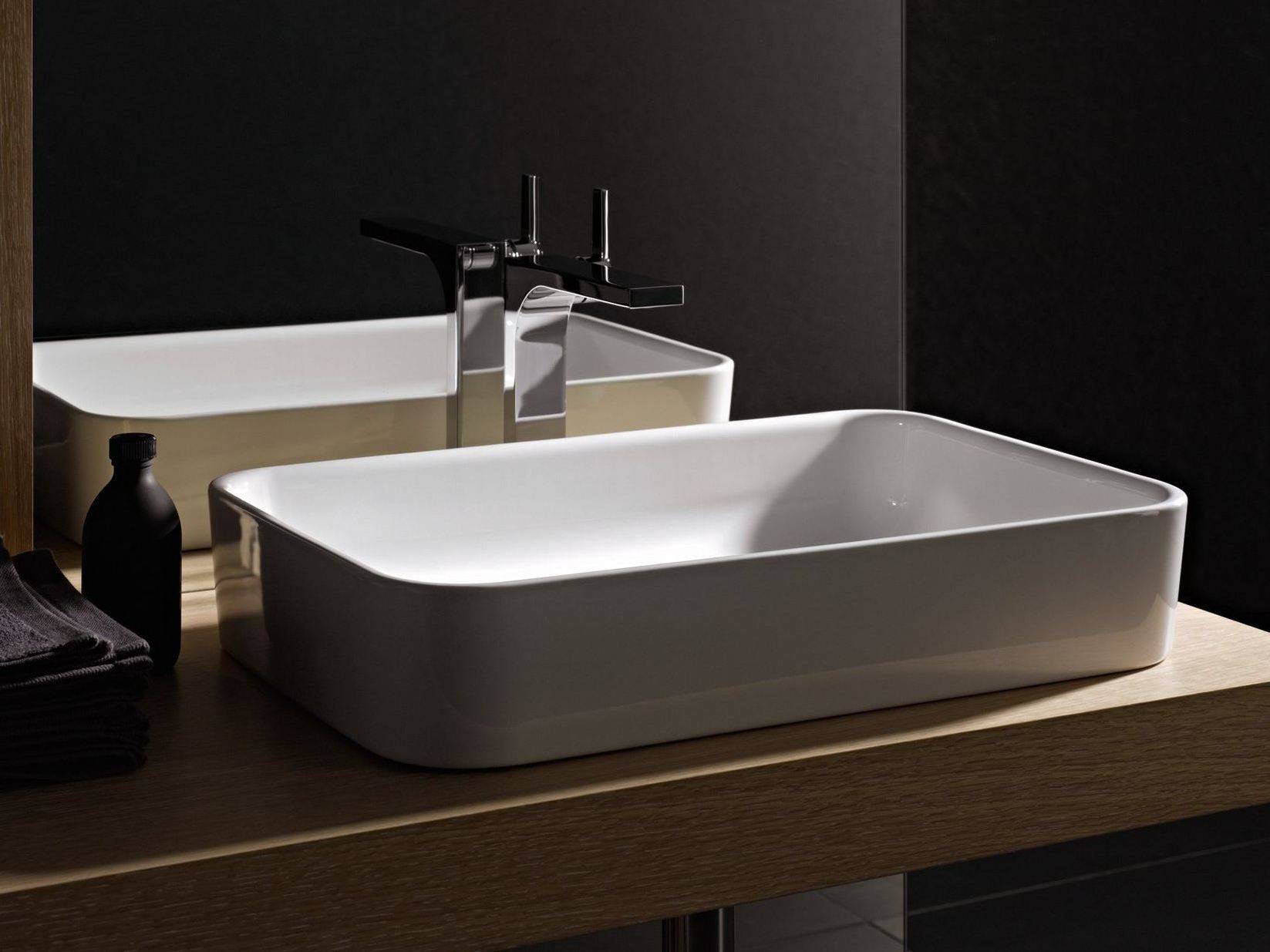 Évier suspendu (82 photos): conception de salle de bain à poser, produits en forme de bol, lavabo rond, évier melana