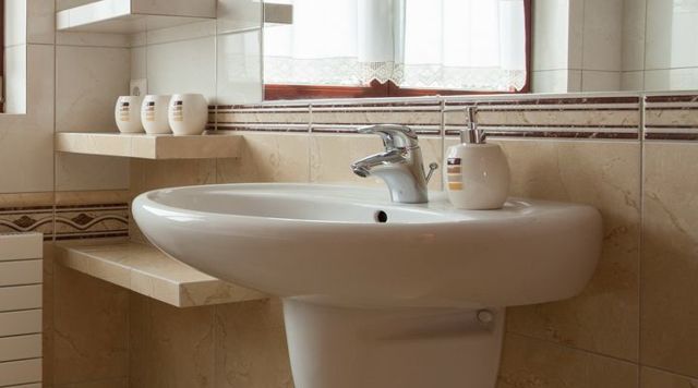 Comment installer un lavabo de salle de bain