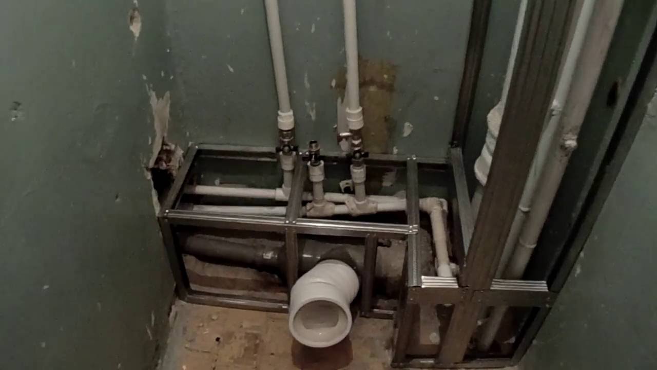 Comment cacher les tuyaux dans les toilettes ? 43 photos comment et avec quoi fermer, pour qu'il y ait accès, comment coudre avec des cloisons sèches, nous fermons la contremarche avec insonorisation