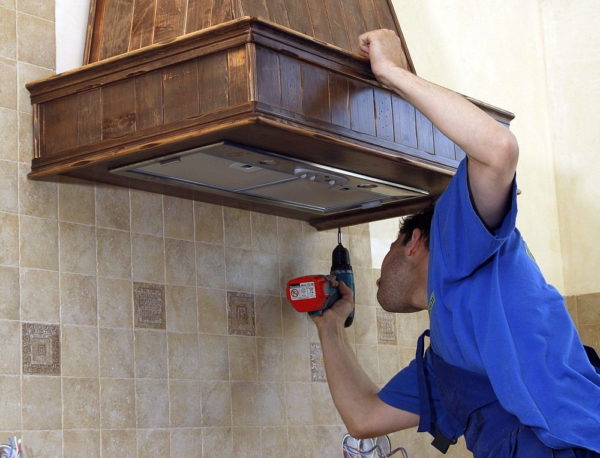 Sélection et auto-installation d'une hotte cheminée pour la cuisine