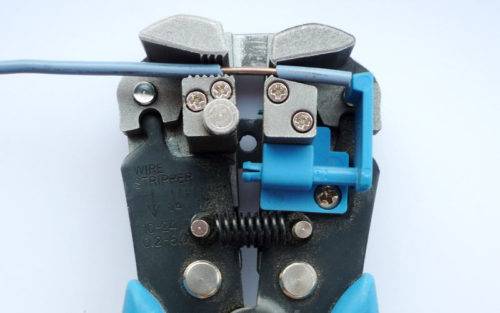 Dénuder les fils de l'isolant : méthodes et spécificités du retrait de l'isolant des câbles et des fils