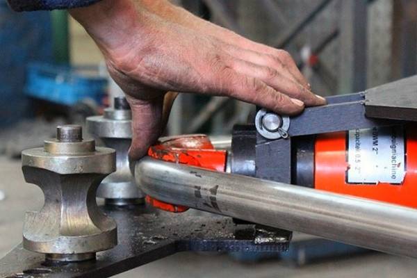 Comment choisir une cintreuse hydraulique: types d'équipements et leurs caractéristiques