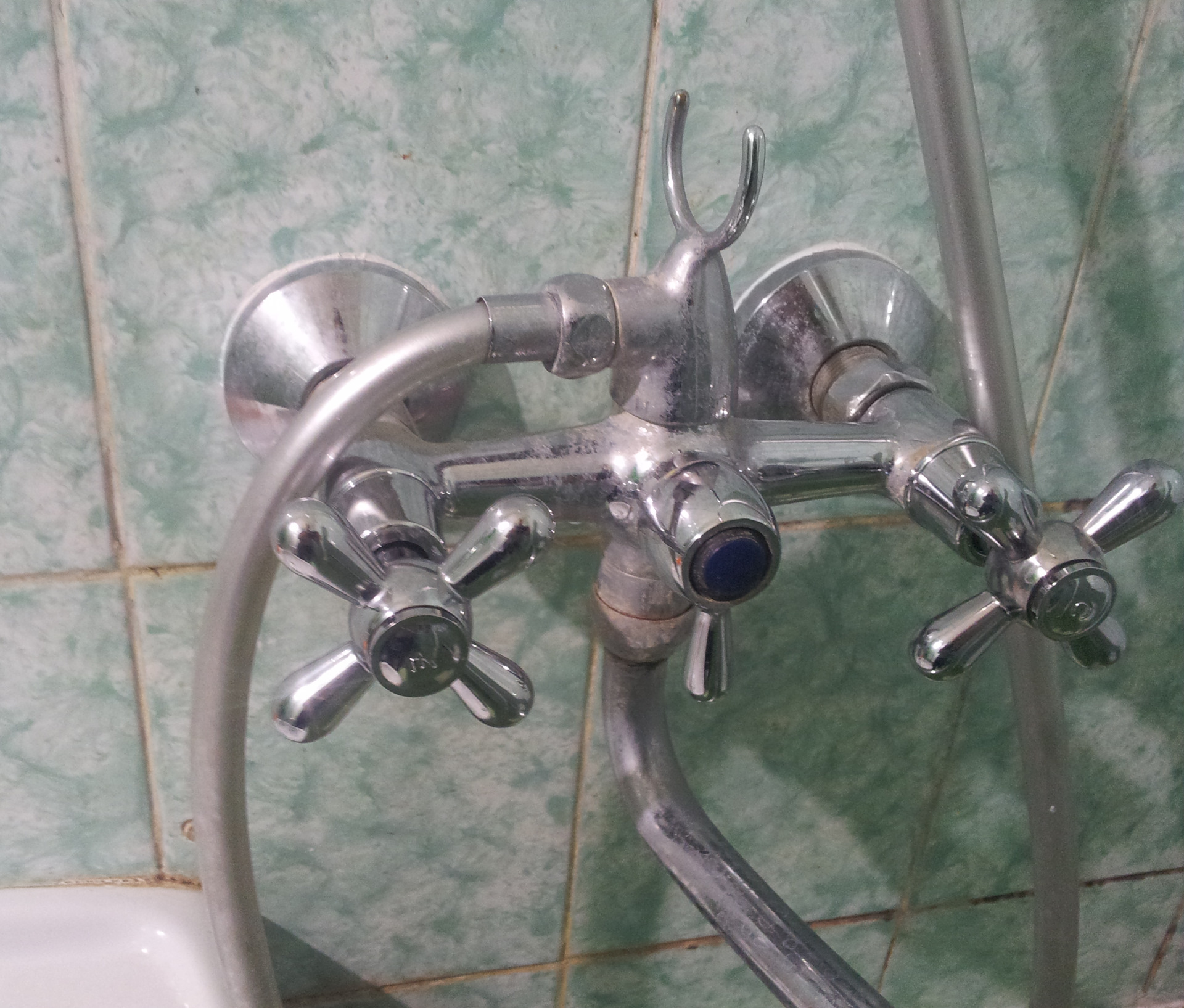 Instructions étape par étape sur la façon de changer le robinet dans la salle de bain de vos propres mains