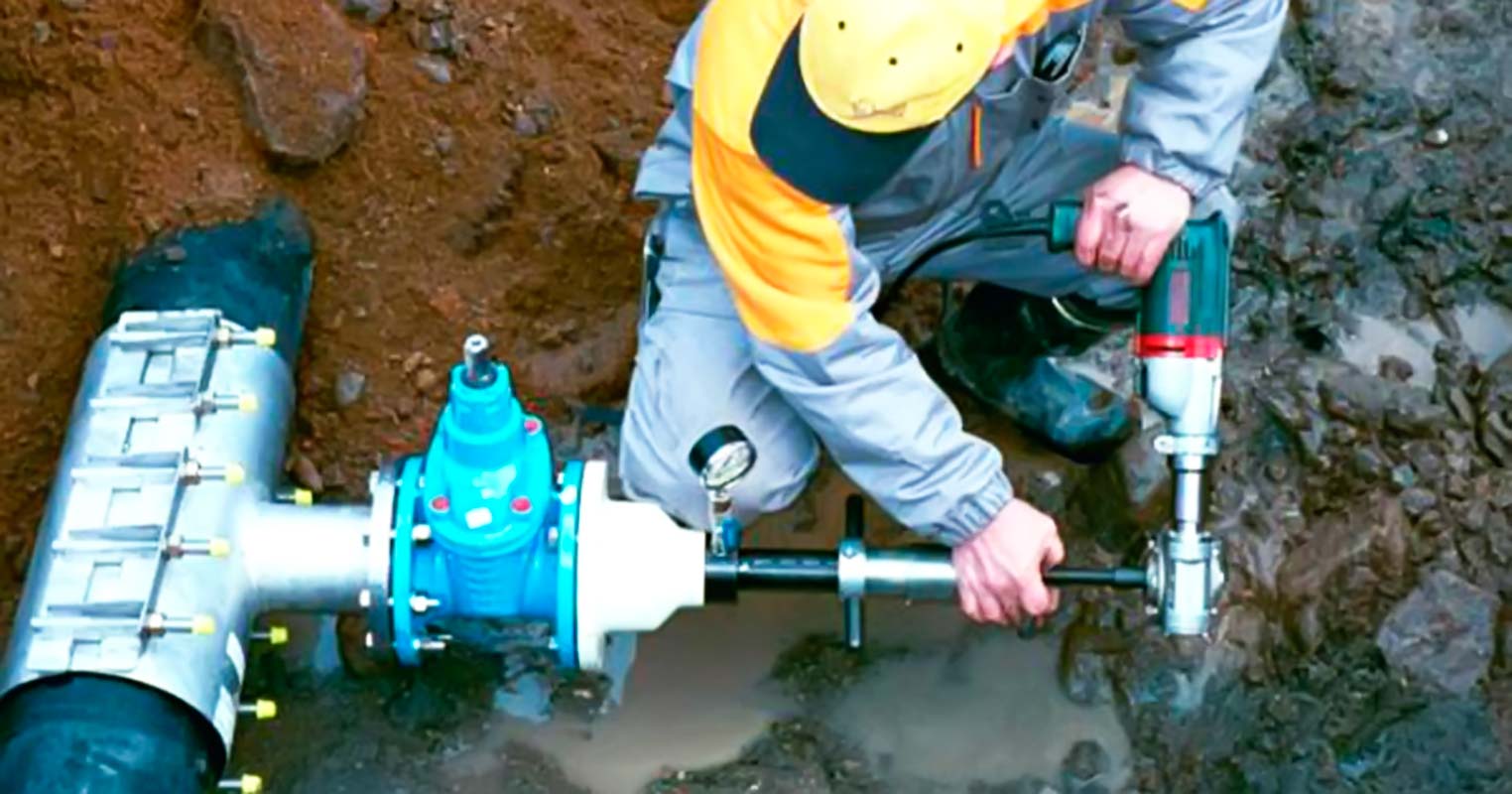 Comment s'écraser sur un tuyau en plastique: technologie de travail et nuances d'installation