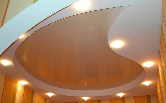 Plafonds tendus dans la cuisine: caractéristiques de choix, de conception et d'installation
