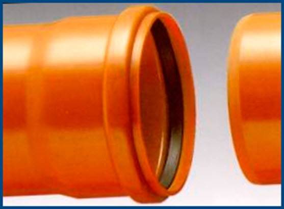 Conduites d'égout en PVC et en PEHD pour les eaux usées extérieures: types, caractéristiques, avantages et inconvénients