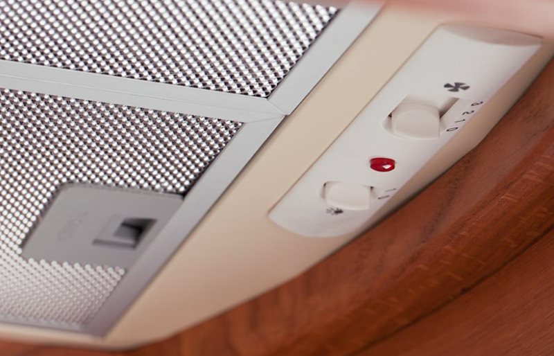 Comment connecter la hotte de la cuisine à la ventilation: un guide de travail