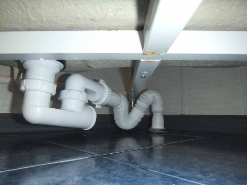 Comment équiper un siphon de sol dans la salle de bain : on équipe une douche sans palette