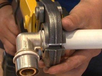 Raccordement de tuyaux en plastique à des tuyaux métalliques: une analyse des meilleures méthodes et des nuances d'installation