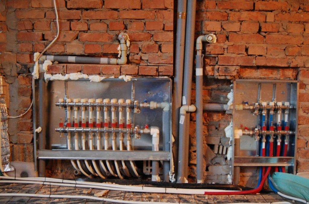 Collecteur de chauffage de distribution dans le système: armoire et peigne à faire soi-même