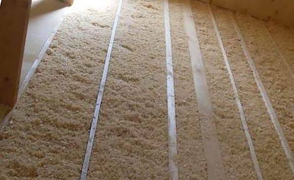 Comment isoler le plafond de la maison du côté du grenier